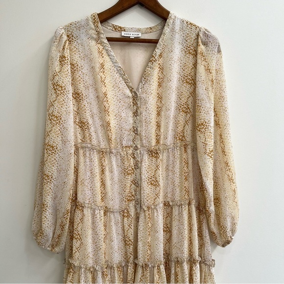 Moon River snakeskin print tiered midi dress long sleeve button front medium - Picture 2 of 12